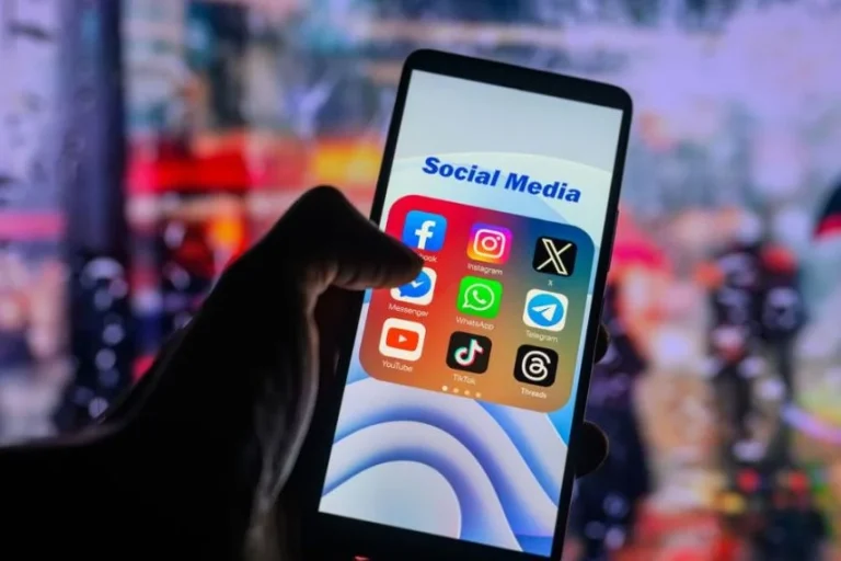 How to Tap Out of the Social Media Noise When It’s Draining Your Energy and Mental Health